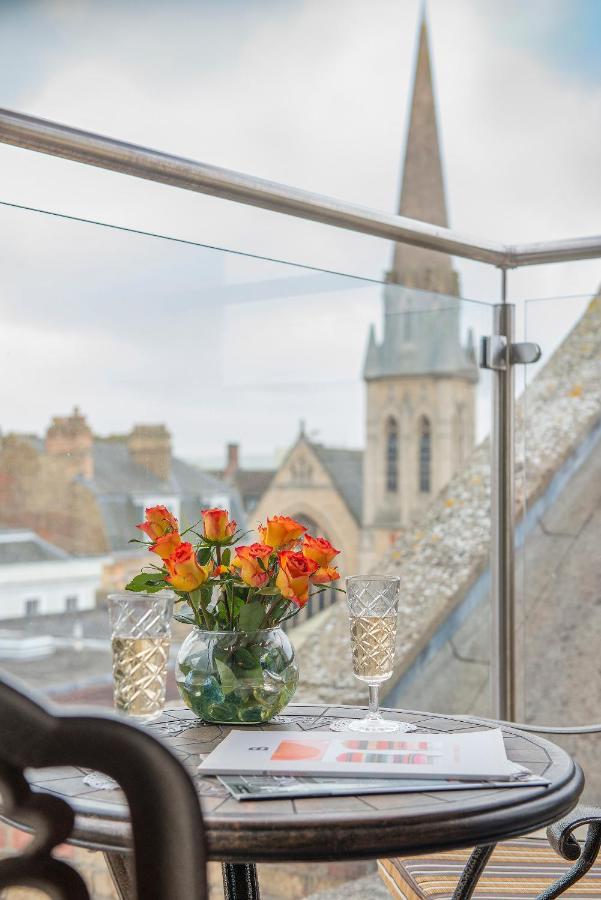 The George Street Hotel Oxford Exterior foto The view from the balcony of the 1001 Club