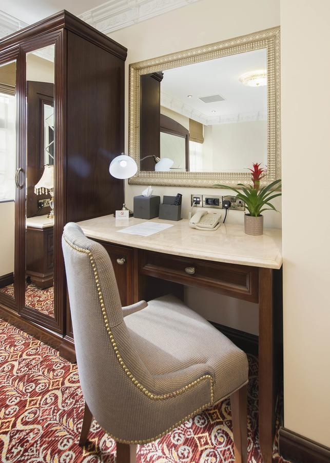 The George Street Hotel Oxford Exterior foto A dressing table