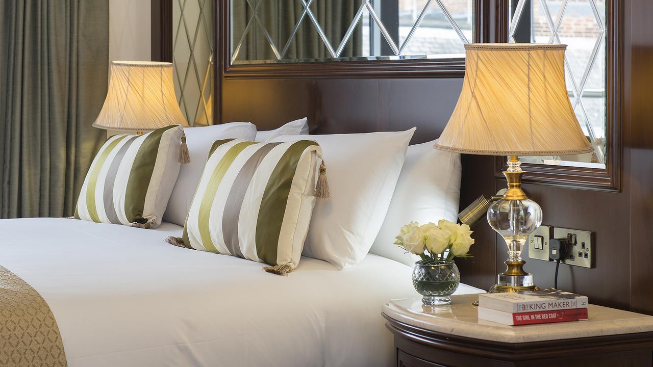 The George Street Hotel Oxford Exterior foto A bedroom at The Imperial