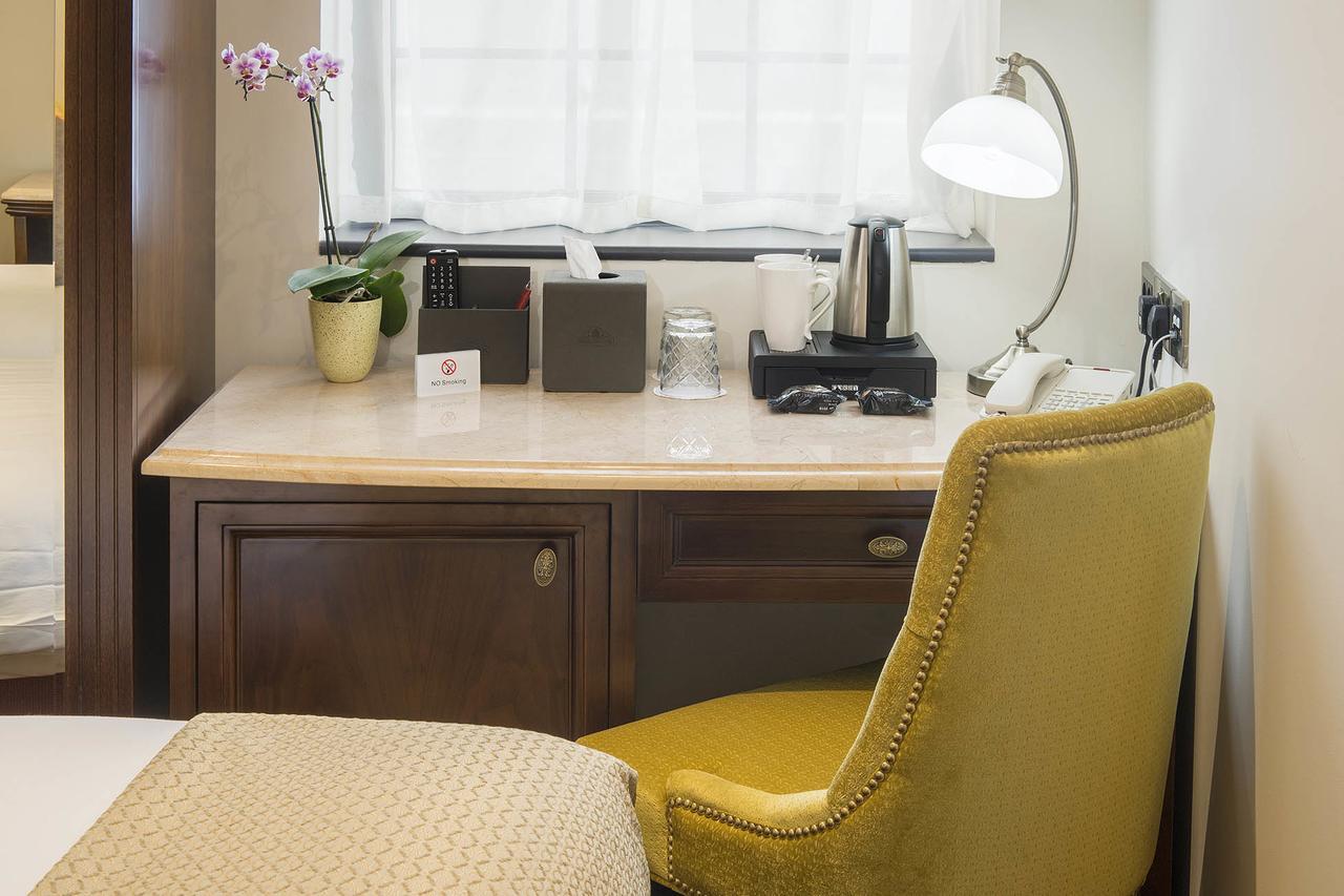 The George Street Hotel Oxford Exterior foto A desk with a built-in lamp