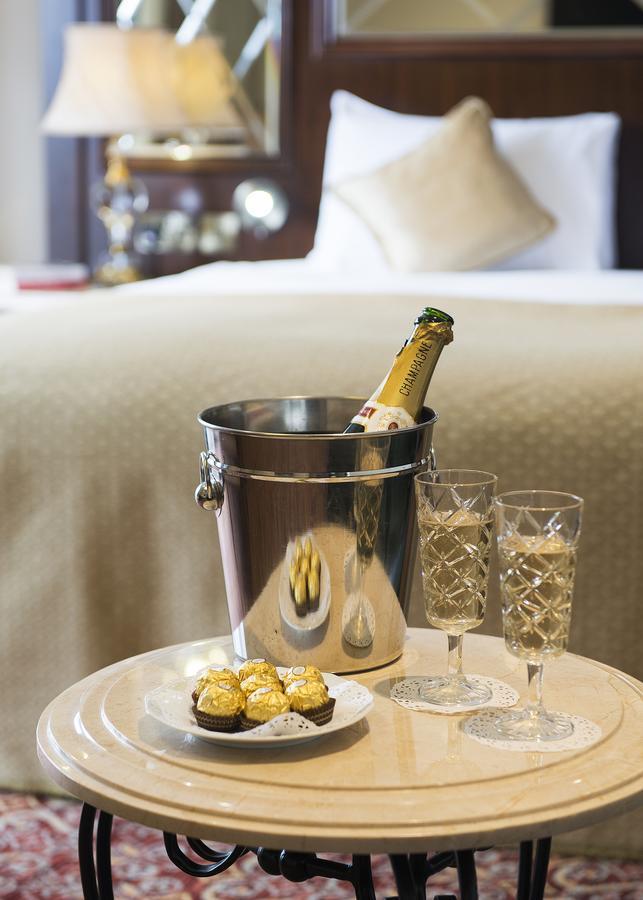 The George Street Hotel Oxford Exterior foto Champagne in a champagne bucket