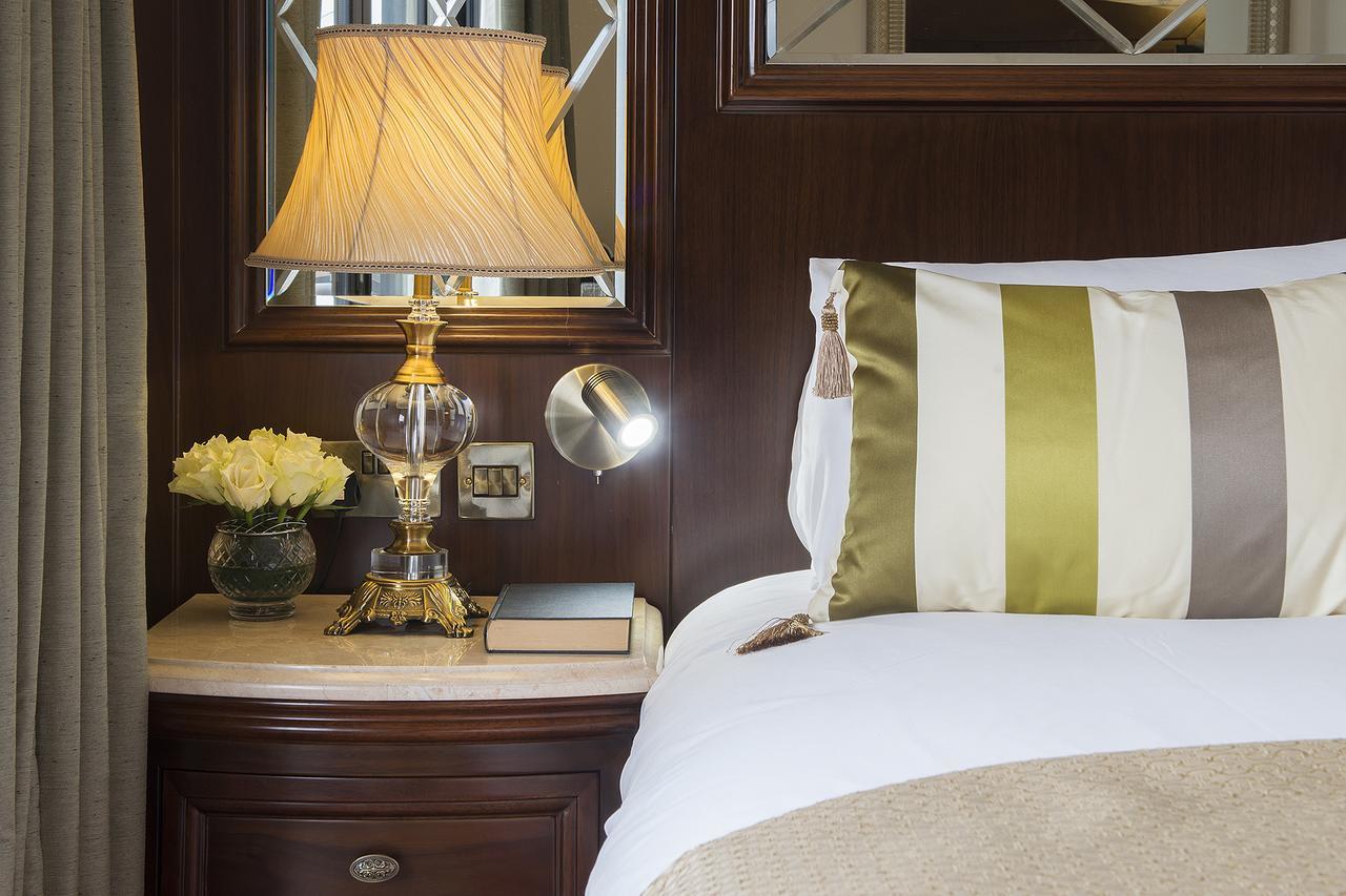 The George Street Hotel Oxford Exterior foto A bedside table