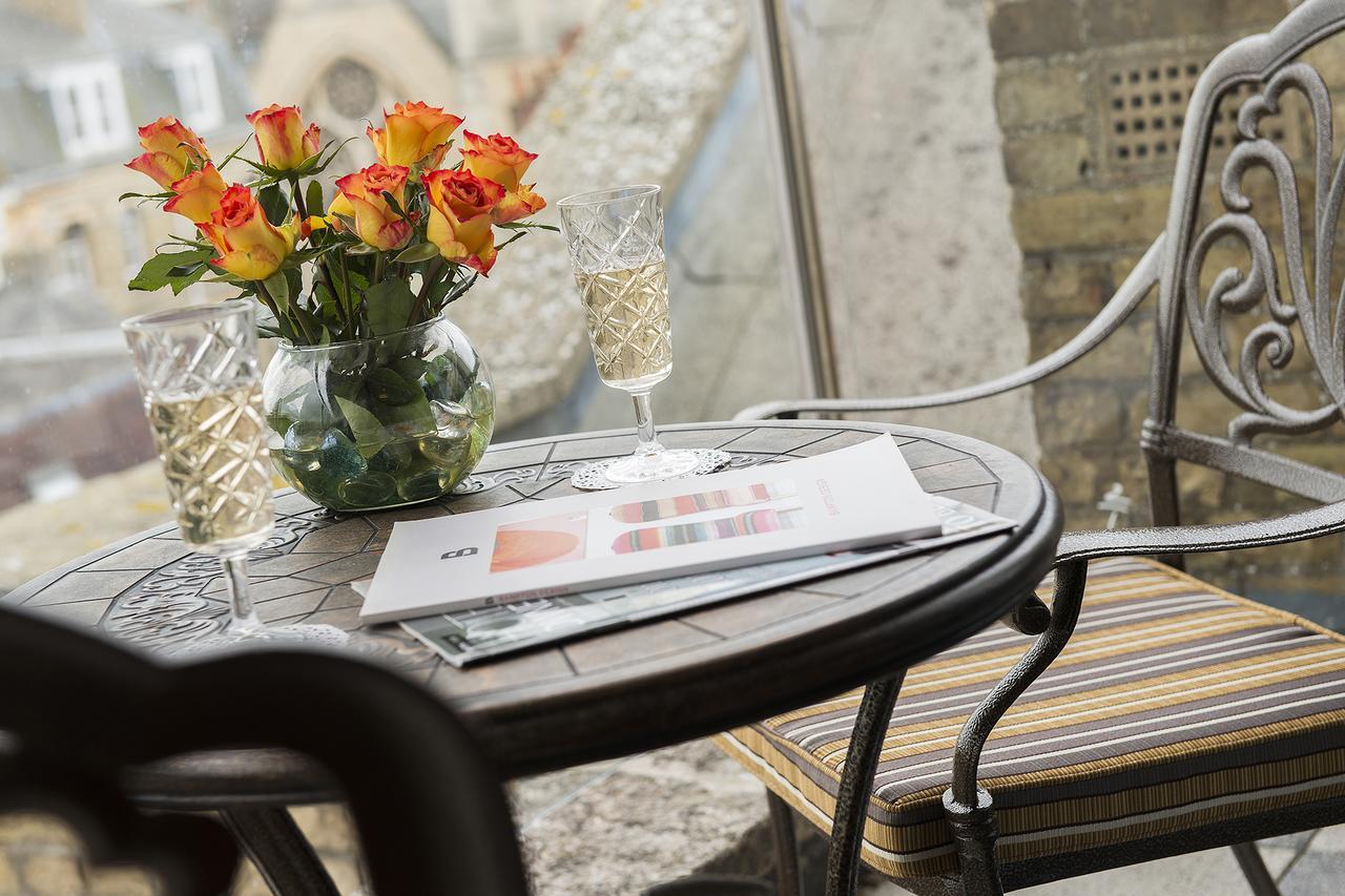 The George Street Hotel Oxford Exterior foto A bistro table in Paris