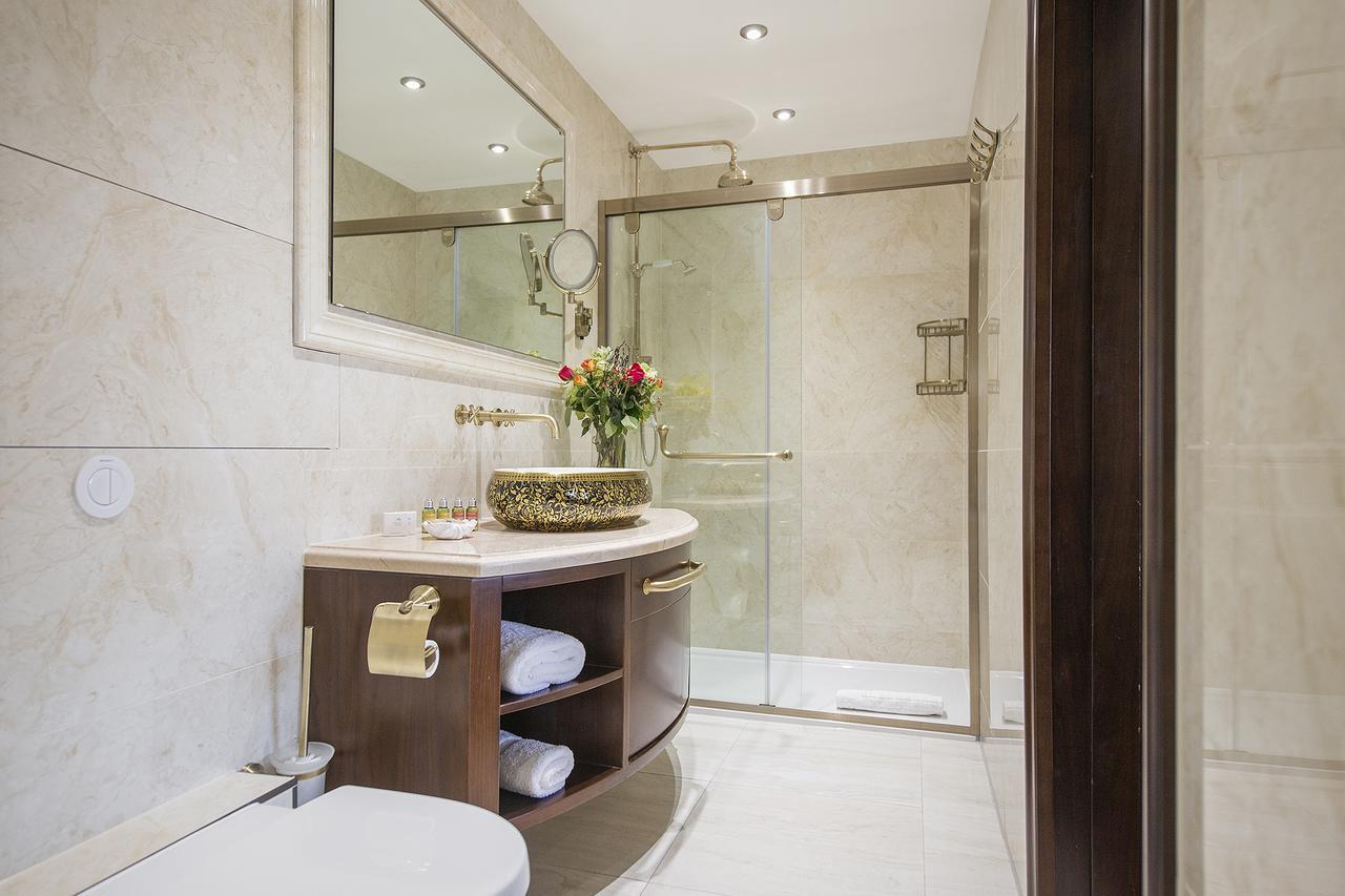 The George Street Hotel Oxford Exterior foto A bathroom in a hotel