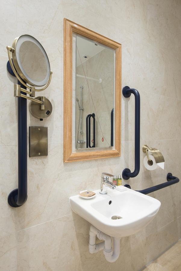 The George Street Hotel Oxford Exterior foto Disabled toilet facilities
