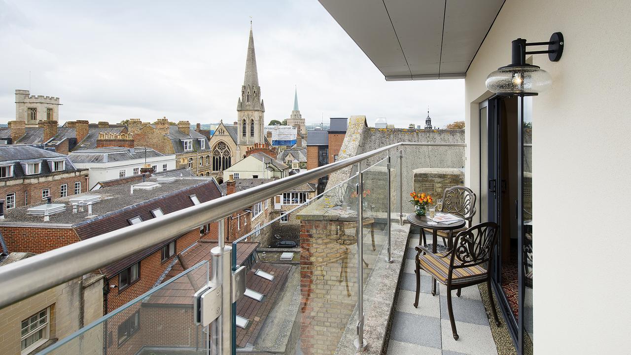 The George Street Hotel Oxford Exterior foto A balcony in a residential apartment